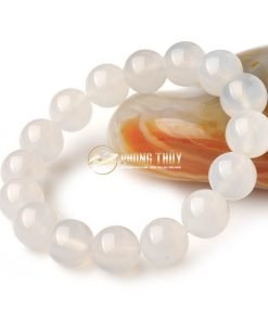 mệnh thủy đeo vòng đá màu trắng
