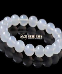 Mệnh thủy đeo vòng đá màu trắng